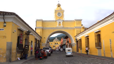 Santa-Catalina-Arch-in-Antigua-Guatemala-with-tuk-tik-driving-by