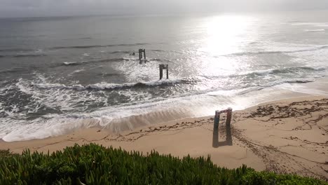 Cámara-Lenta-De-Olas-Rompiendo-Contra-Los-Restos-De-Un-Antiguo-Muelle-De-Hormigón.