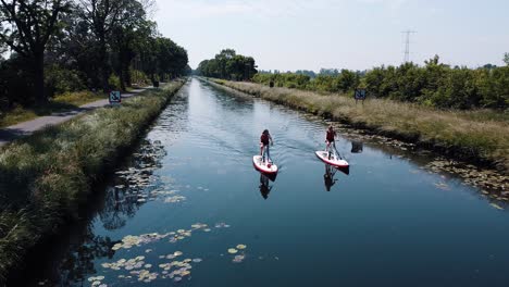 Zwei-Wasserfahrräder-Fahren-Durch-Den-Kanal