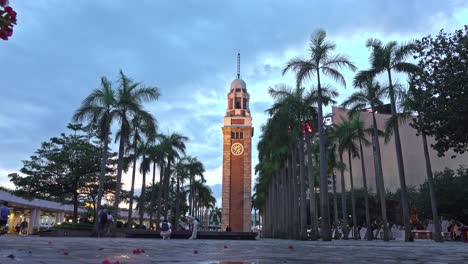 Der-Uhrturm-In-Tsim-Sha-Tsui,-Hongkong,-Abendansicht