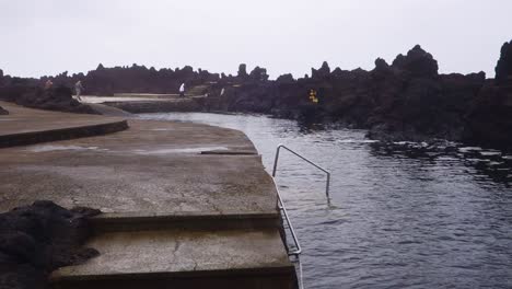 Las-Piscinas-Naturales-De-Lava-De-Biscuits,-Isla-Tercera,-Azores