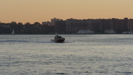 Lancha-Rápida-Del-FDNY-Cruzando-El-Río-Hudson-Al-Atardecer-Con-Nueva-Jersey-De-Fondo