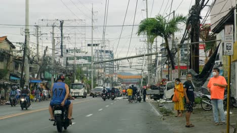 Menschen-Befahren-Beschädigte-Straße-Nach-Taifun-Rai-Auf-Den-Philippinen