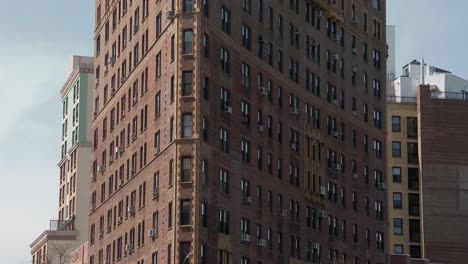 Toma-Exterior-De-Establecimiento-De-Un-Edificio-De-Apartamentos-Al-Estilo-De-Nueva-York-Durante-El-Día