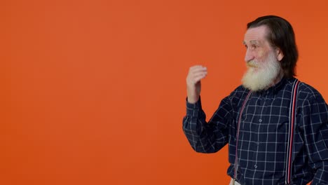 Senior-old-bearded-man-showing-thumbs-up-and-pointing-at-left-on-blank-space,-advertisement-logo