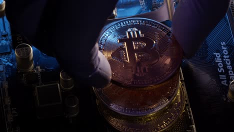 Monedas-Bitcoin-Btc-En-El-Zócalo-Del-Procesador-Central-De-La-CPU-En-La-Placa-Base-De-La-PC-Digital,-Minería-De-Moneda-Criptográfica