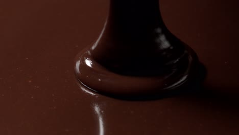 Verter-Chocolate-Caliente-Oscuro-Derretido-De-Primera-Calidad,-Proceso-De-Elaboración-De-Postres-Dulces-De-Confitería,-Glaseado