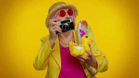 Ältere-Frau-Oma-Touristenfotografin-Fotografiert-Mit-Retro-Kamera,-Reisen,-Urlaub