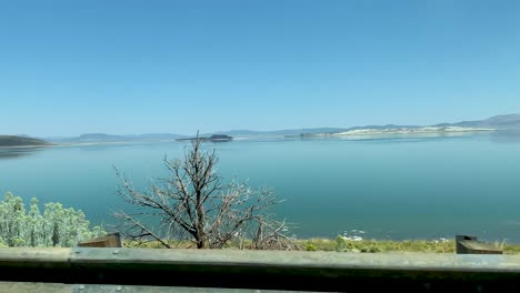 Fahrt-Um-Den-Mono-Lake-Auf-Der-US-395