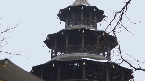 Un-Edificio-De-Estilo-Japonés-En-Munich,-Alemania,-Durante-Un-Festival-De-Invierno-Y-Navidad.