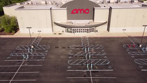 Estacionamiento-Vacío-Frente-A-Una-Sala-De-Cine-En-Un-Día-Soleado-Durante-El-Cierre-Por-La-Pandemia-De-Coronavirus-Y-La-Precaución-De-Quedarse-En-Casa-En-El-Condado-De-Monroe,-Sureste-De-Michigan