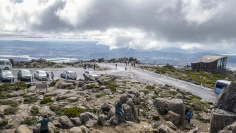 Time-lapse-De-Coches-Y-Personas-En-La-Cima-Del-Monte-Wellington,-Hobart