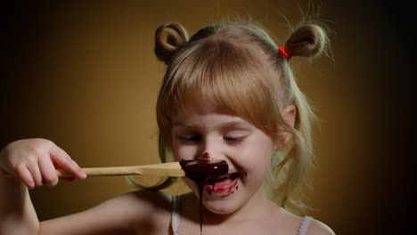 Niña-Feliz-Lamiendo-Chocolate-Derretido,-Niño-Comiendo,-Disfrutando-De-Comida-Dulce-Poco-Saludable-En-El-Interior