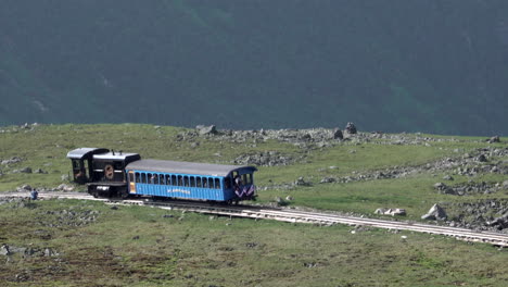 Ein-Zug-Fährt-Auf-Den-Gleisen-Der-Zahnradbahn-Den-Mount-Washington-Hinab