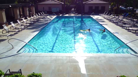 Swimmingpool-Im-Resort-Stil-Und-Parkeinrichtungen-Für-Die-Bewohner-Von-Stonegate-Village-In-Irvine,-Orange-County