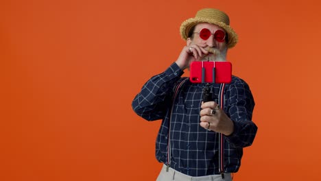 Blogger-Viajero-Abuelo-Senior-Con-Gafas-De-Sol,-Tomando-Selfie-En-Un-Smartphone,-Videollamada-En-Línea