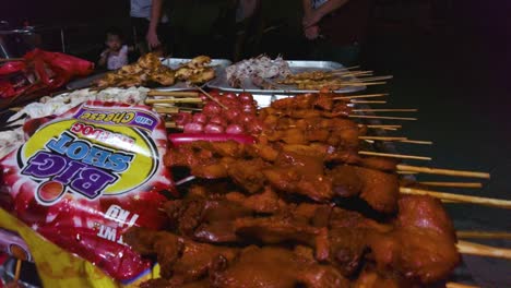 Una-Toma-En-Movimiento-Hacia-Adelante-Sobre-Una-Barbacoa-Cruda-Y-Lista-Para-Cocinar.