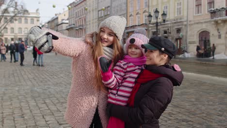 Lesbisches-Touristenpaar-Mit-Adoptiertem-Kind,-Das-Selfie-Macht-Oder-Videochat-Auf-Der-Stadtstraße-Macht