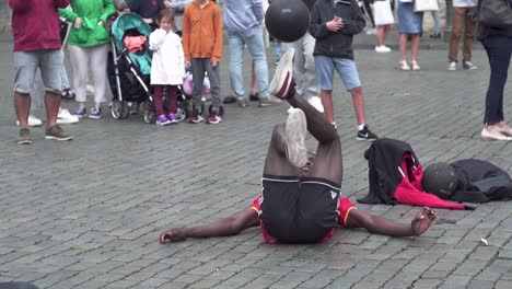 Man-playing-ball-in-Grand-Place-in-Brussels