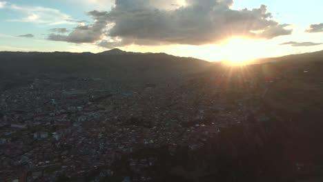 4K-Luftaufnahmen-Von-Drohnen-über-Der-Westseite-Von-Cusco-In-Peru,-Direkt-In-Die-Gemütlichen-Und-Warmen-Strahlen-Des-Sonnenuntergangs