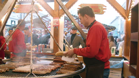 Aufnahme-Eines-Kochs,-Der-Auf-Dem-Straßenmarkt-Eine-Deutsche-Wurst-Zubereitet