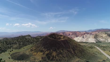 Toma-Aérea-Panorámica-Que-Gira-Alrededor-Del-Volcán-Verde-De-Santa-Clara-En-El-Parque-Snow-Canyon,-Utah