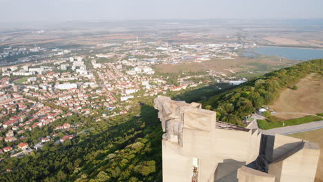 Aerial-drone-shot-of-the-Founders-of-the-Bulgarian-State-monument-overlooking-the-city-of-Shumen,-Bulgaria