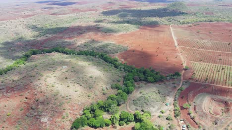 Drone-Mavic-Air-2-Volando-Sobre-La-Colina-En-La-Zona-Desértica-De-La-Sabana-Africana