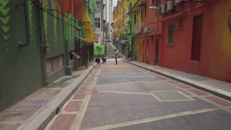 Una-Toma-Fija-Con-Cardán-Desde-El-Punto-De-Vista-Del-Recorrido-De-Arte-Callejero-De-Jalan-Alor-Mientras-La-Gente-Toma-Fotografías-En-El-Fondo.