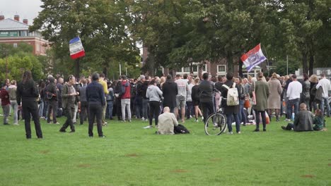 Menschenmassen-Protestieren-Im-Freien-Bei-Einer-öffentlichen-Demonstration-In-Amsterdam