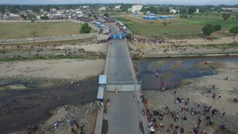 Vista-Desde-Arriba-De-La-Multitud-En-La-Puerta-Del-Puente-Fronterizo-Del-Mercado-De-Dajabón