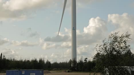 Aerogenerador-Y-Contenedor-Marítimo-En-El-Centro-De-Pruebas-De-Energía-Eólica