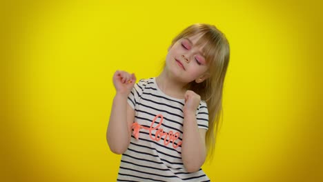 Niña-Pequeña-Y-Alegre-Divirtiéndose-Bailando-Y-Moviéndose-Al-Ritmo,-Frotando-Las-Manos-Levantando