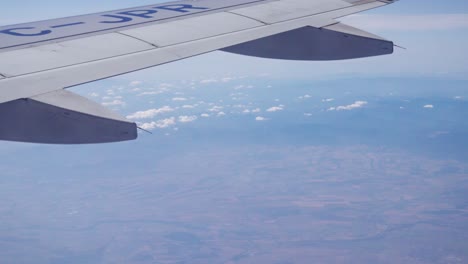 Flugzeugfenster-Mit-Blick-Auf-Den-Boden-Unten