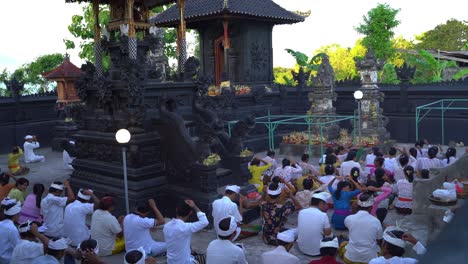 Fieles-Hindúes-Rezan-En-Congregación-Dentro-De-Un-Templo-Hindú-Durante-Una-Ceremonia-De-Luna-Llena-En-Bali,-Indonesia