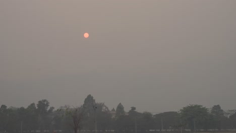 Niebla-De-Color-Marrón-Y-Gris-En-El-Exterior,-Sobre-Los-árboles,-En-Chiang-Mai,-Tailandia