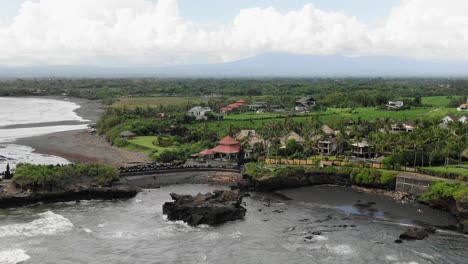 Vista-Aérea-Del-Templo-Gede-Agung,-Batu-Ngaus,-Bali,-Indonesia