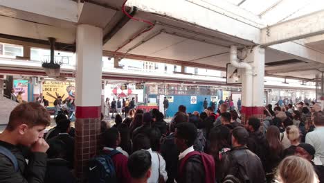 Commuters-waiting-at-Harrow-on-the-Hill-station-during-train-delays-on-the-Metropolitan-Line