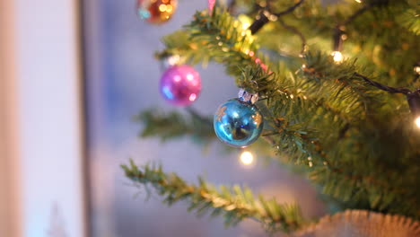 Weihnachtsbaum-Mit-Farbigen-Kugeln-Und-Bokeh