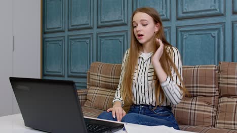 Mujer-De-Negocios-Enojada-E-Irritada-Extendiendo-Las-Manos-Gritando,-Emociones-Disgustadas,-Trabajando-En-Una-Computadora-Portátil