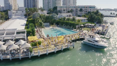 Das-Standard-Spa-In-Biscayne-Bay-In-Miami,-Florida