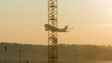 Ein-Cargolux-Flugzeug-Vom-Typ-Boeing-747-Hebt-Bei-Sonnenaufgang-Vom-Flughafen-Luxemburg-Ab