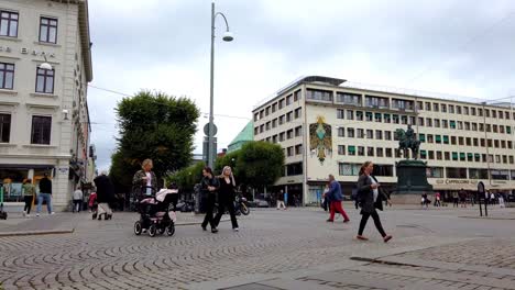 Busy-time-lapse-pan-at-central-Gothenburg,-pedestrian-and-trams-moving-at-Kungsportsplatsen