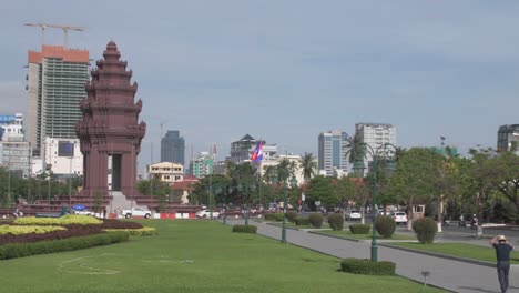 Tráfico-En-El-Monumento-A-La-Independencia-En-Phnom-Penh,-Camboya