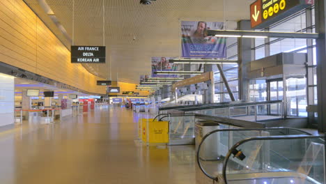 Main-terminal-of-the-SeaTac-airport-completely-empty-beacuse-of-covid