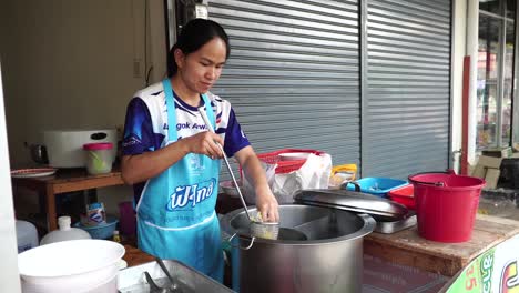 Aufnahme-Einer-Thailänderin,-Die-Während-Des-Coronavirus-Ausbruchs-Zur-Mittagszeit-Nudelsuppe-Für-Kunden-In-Bangkok,-Thailand,-Zubereitet