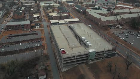 Esta-Toma-Aérea-Se-Realiza-Sobre-Un-Estacionamiento-En-El-Campus-De-La-Universidad-De-Arkansas.