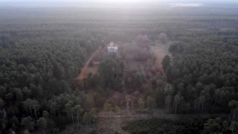 Antigua-Fábrica-De-Pólvora-Abandonada-En-El-Bosque-En-Otoño,-Vista-Aérea-Panorámica