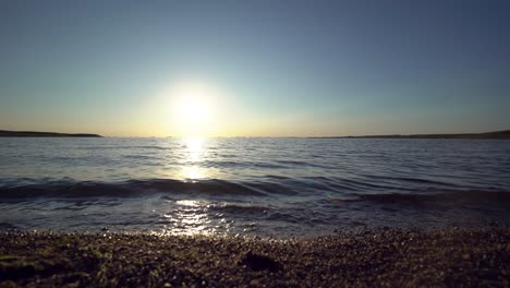 Olas-Tranquilas-Lamen-La-Orilla-Durante-La-Puesta-De-Sol-Sobre-El-Lago-Bitter-En-Dakota-Del-Sur