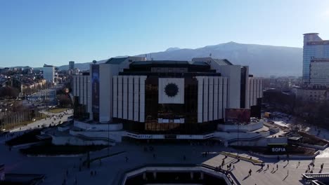 Luftaufnahme-Des-Nationalen-Kulturpalastes-Mit-Dem-Vitosha-Gebirge-Im-Hintergrund